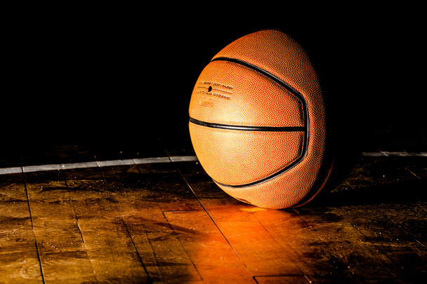 Basketbal op rechter met lichteffect - Foto, afbeelding