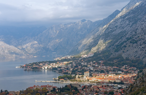 Lichtstrahlen durch die Wolken. Kotor Stadt. Montenegro - Foto, Bild
