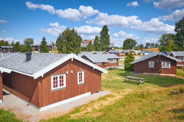 Kust houten huizen in Noorwegen in bewolkt zomerdag - Foto, afbeelding