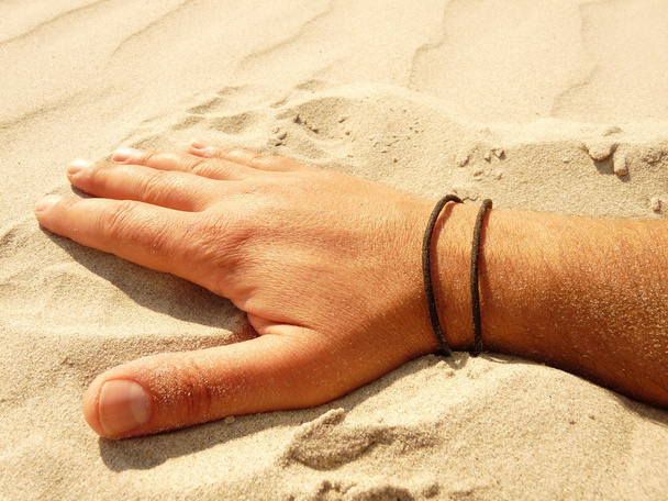 χέρι στο παιχνίδι με την άμμο σε μια παραλία - Φωτογραφία, εικόνα
