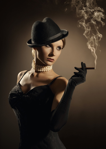 Vrouw Rookvrije sigaar, Lady rook in wolk, Fashion Model meisje - Foto, afbeelding