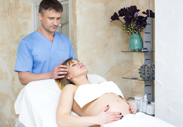 massage pregnant woman - Foto, imagen