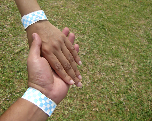 Giovane coppia mani in mano
 - Foto, immagini