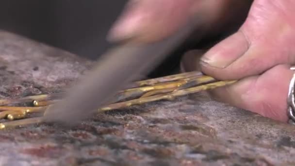egy iparos ékszerész létre egy karkötő - Felvétel, videó