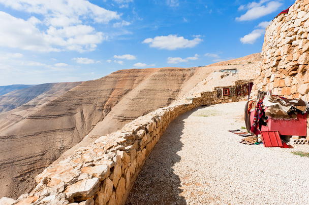 ヨルダン山の壁の石のベドウィン カーペット - 写真・画像