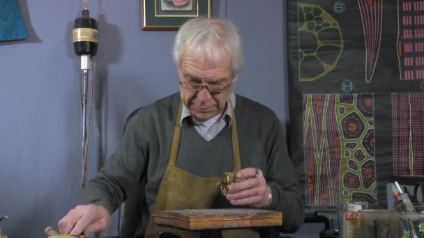 un gioielliere artigiano crea un braccialetto
 - Filmati, video