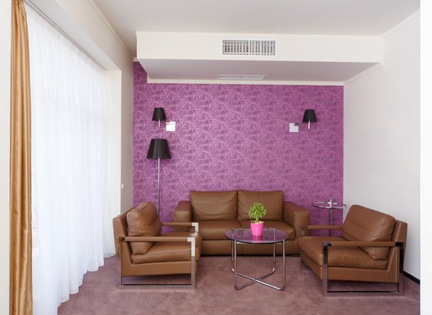 φωτεινό δωμάτιο με δερμάτινες πολυθρόνες και ένα καναπέ - Φωτογραφία, εικόνα