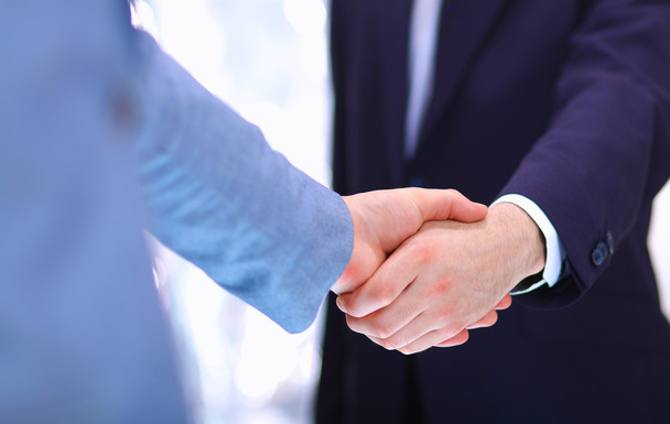 Hommes d'affaires serrant la main, isolés sur fond blanc
 - Photo, image