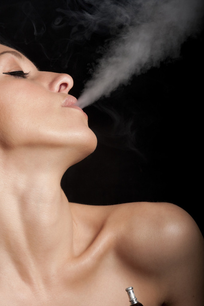 Woman smokes a hookah - Foto, Bild