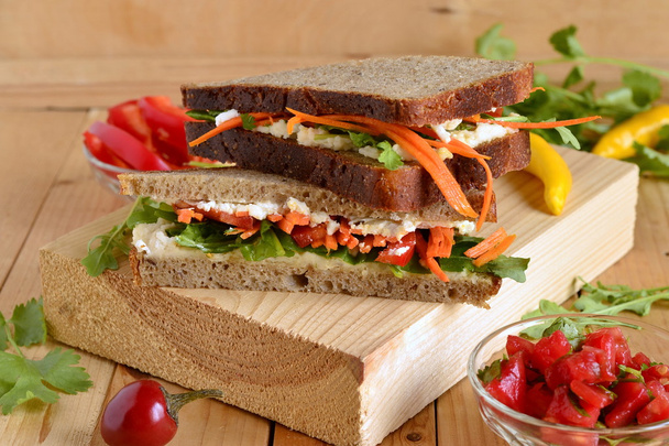 Sandwich aux carottes, poivrons, feta et herbes
 - Photo, image