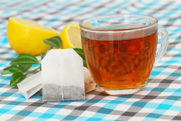 Τσάι, φακελάκια τσαγιού και λεμόνι - Φωτογραφία, εικόνα