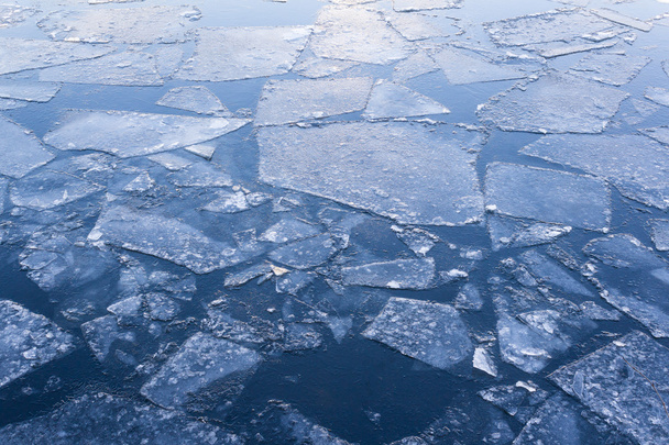 río helado, agua helada, témpanos de hielo en el primer plano del agua
 - Foto, Imagen