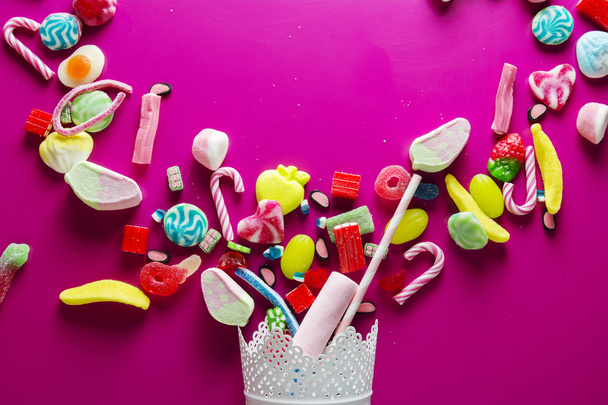 Vegyes színes cukorka rózsaszín háttér, gyerekek, ünnepek - Fotó, kép