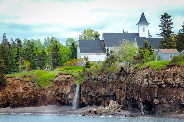 Cascate dietro una chiesa. Edge of Canada a Margaretsville, Bay of Fundy. Bassa marea in Nuova Scozia
. - Foto, immagini