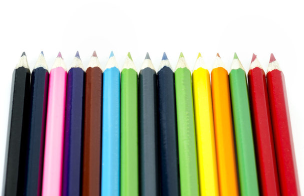 Nombreux crayons de couleur alignés sur fond blanc
 - Photo, image
