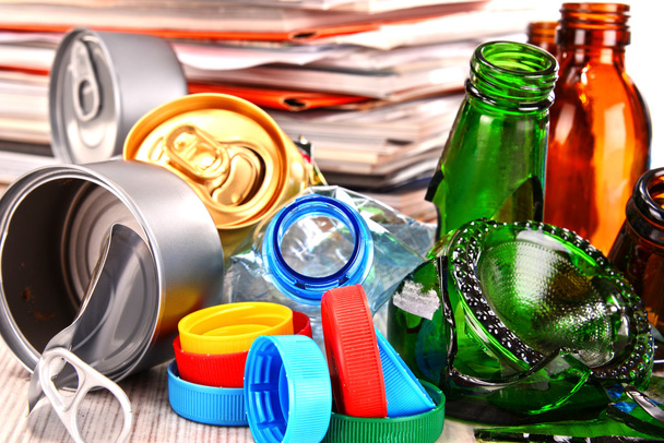 Kierrätettävä jäte, joka koostuu lasista, muovista, metallista ja paperista - Valokuva, kuva