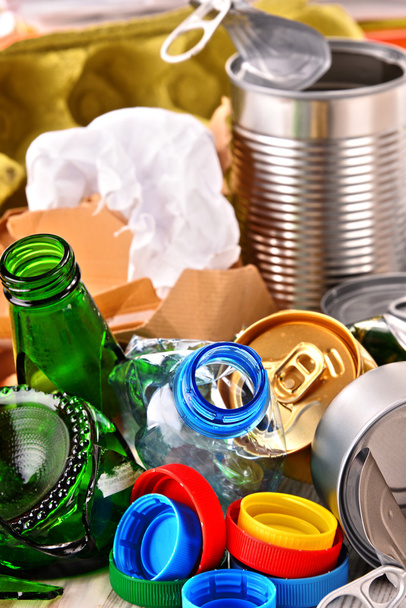 Recyklovatelné odpadky ze skla, plastu, kovu a papíru - Fotografie, Obrázek
