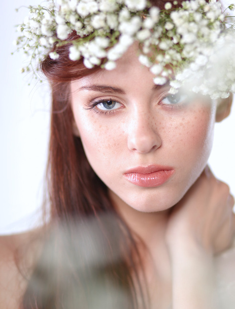 Πορτρέτο μιας όμορφης γυναίκας με λουλούδια στα μαλλιά της - Φωτογραφία, εικόνα
