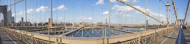 Νέα Υόρκη: πανοραμική άποψη του εικονική γέφυρα του Μπρούκλιν, ολοκληρώθηκε το 1883, συνδέοντας τους δήμους του Μανχάταν και το Μπρούκλιν, που εκτείνεται τον ποταμό ανατολικά - Φωτογραφία, εικόνα