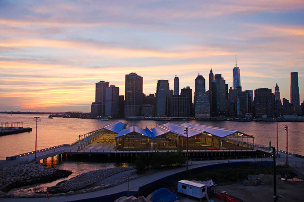Nova Iorque, Estados Unidos da América: o icónico horizonte da cidade visto ao pôr-do-sol do Brooklyn Heights Promenade, famoso ponto de vista de um terço de uma milha que oferece vistas deslumbrantes de Manhattan e do rio East
 - Foto, Imagem
