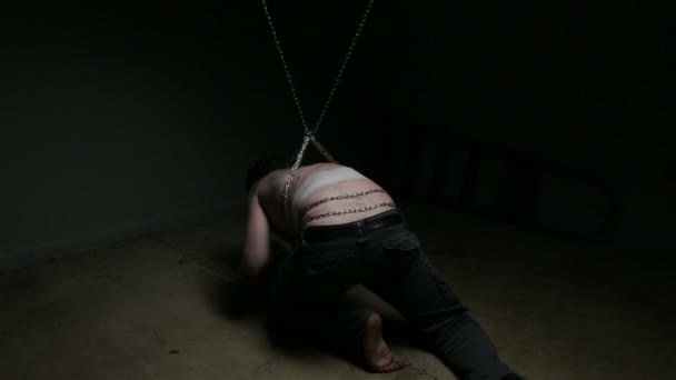 Crazy man in chains on the floor - Footage, Video