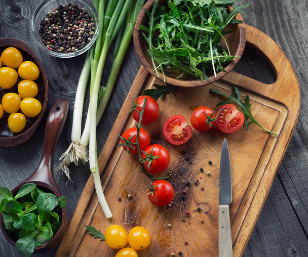 Légumes et épices sur la table
 - Photo, image