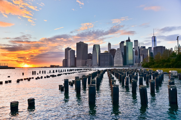 Вид на Манхэттен на закате. - Фото, изображение