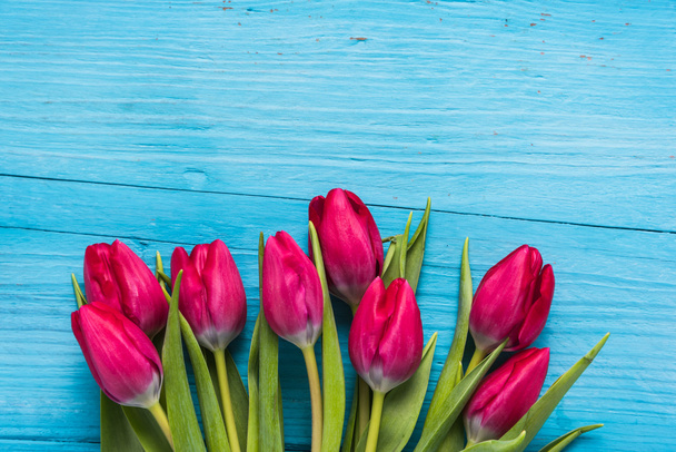 Tulipány hlavy na modrý stůl - Fotografie, Obrázek