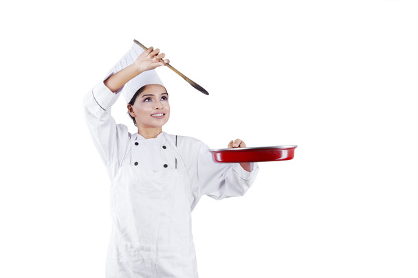 Γυναίκα σεφ κρατώντας το τηγάνι και κουτάλι - Φωτογραφία, εικόνα
