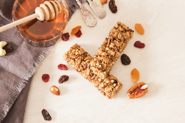 bar of delicious muesli with honey and nuts - Foto, Bild
