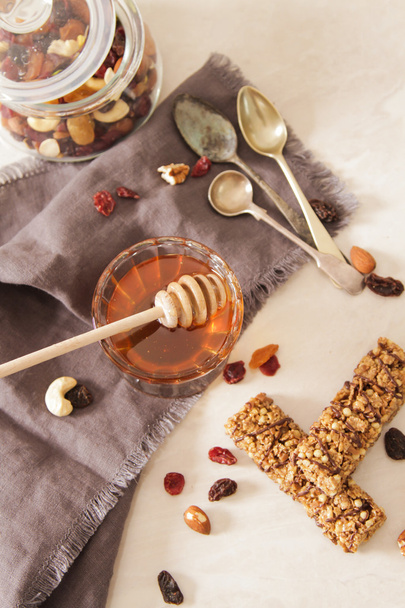 bar of delicious muesli with honey and nuts - Zdjęcie, obraz