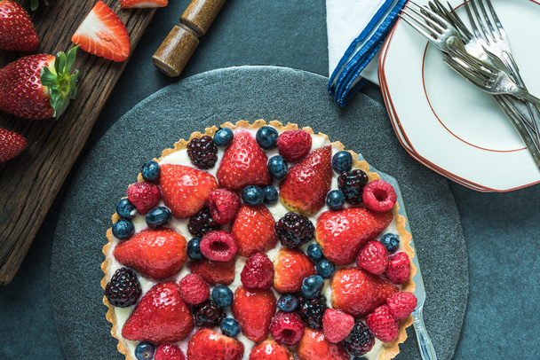 servir tarta de frutas frescas de verano
 - Foto, Imagen