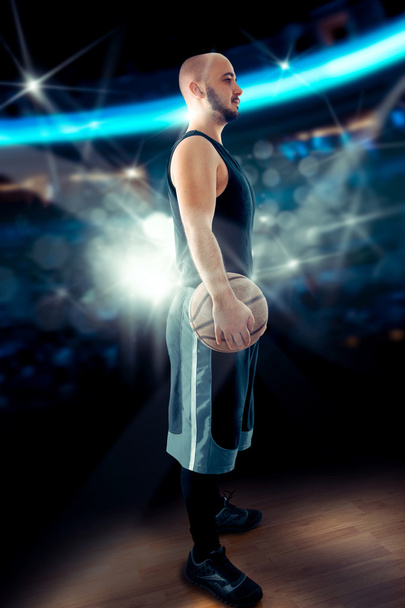 Bald basketball player in the game standing with a ball - Fotoğraf, Görsel