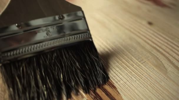 Pintura de madeira com um pincel com a cor marrom
 - Filmagem, Vídeo