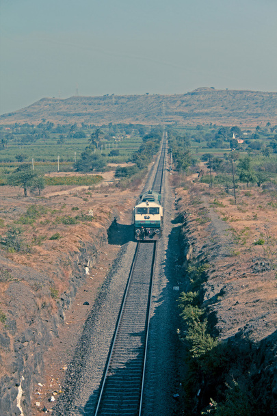 Motor de tren en la vía férrea, Ramdarya, Pune, Maharashtra, India
 - Foto, imagen