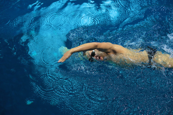 Male swimmer at the swimming pool. Underwater photo. - Foto, Imagem