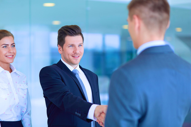 Beeld van twee succesvolle zakenmannen die elkaar de hand schudden - Foto, afbeelding