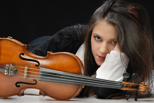 Красива дівчина зі скрипкою ізольована на чорному
 - Фото, зображення