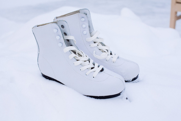 Figure skates in snow close-up - Foto, afbeelding