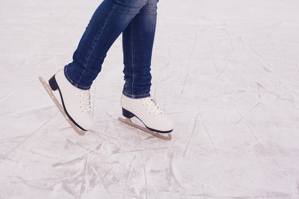 Patinage sur glace féminin. hiver à l'extérieur sur la patinoire
. - Photo, image