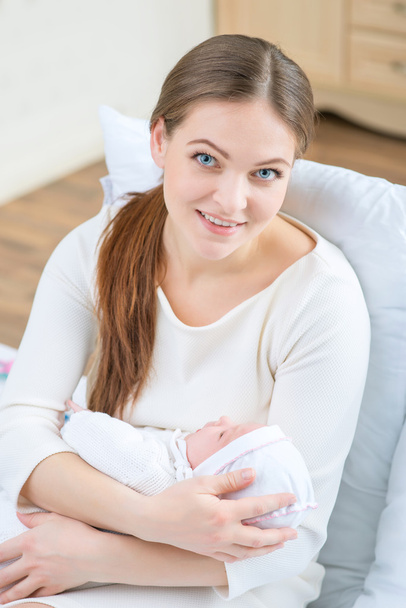 Allattamento madre tenendo il suo bambino piccolo
 - Foto, immagini