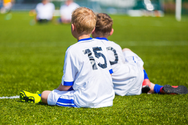 Jovens meninos assistindo jogo de futebol
.  - Foto, Imagem