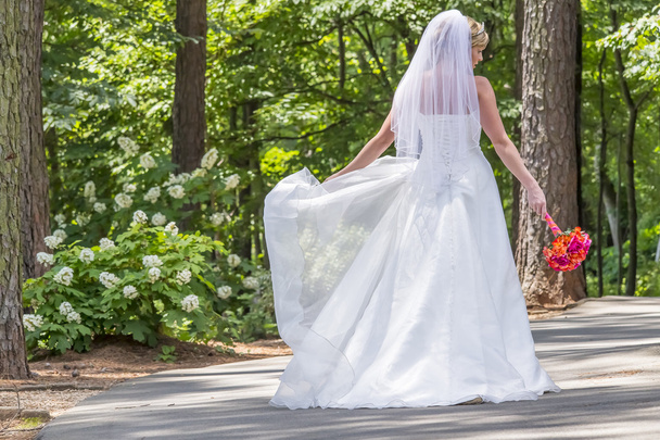Modern menyasszony szabadban - Fotó, kép