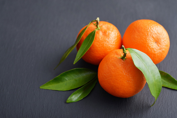 Tangerines with leaves - Foto, immagini