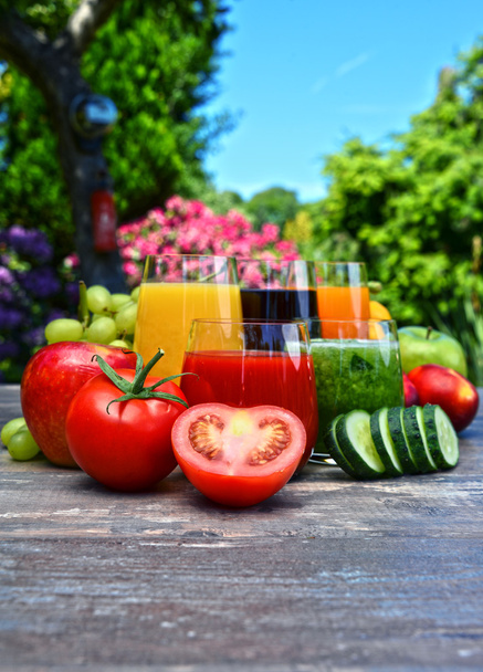 Bicchieri con succhi di disintossicazione organici freschi in giardino
 - Foto, immagini