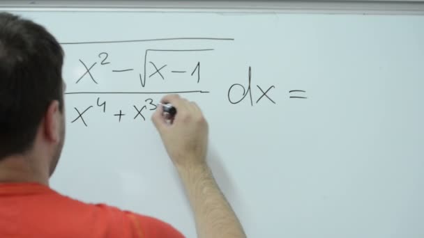 φοιτητής που εργάζεται σε μαθηματικά εργασία στο λευκό του σκάφους - Πλάνα, βίντεο