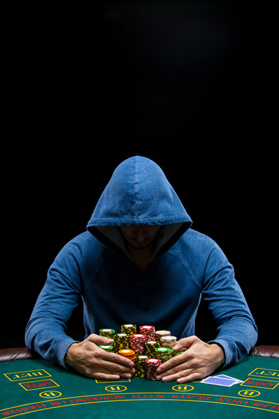 Παίκτης του πόκερ που λαμβάνει μάρκες πόκερ μετά τη νίκη - Φωτογραφία, εικόνα