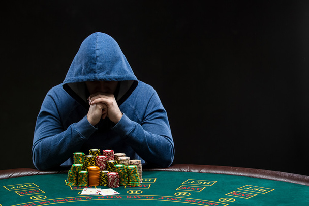 Игрок в покер смотрит на комбинацию из двух тузов. Крупный план
 - Фото, изображение