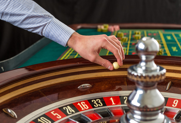 Kolo rulety a kreslí druhou ruku s bílou kouli v kasinu - Fotografie, Obrázek