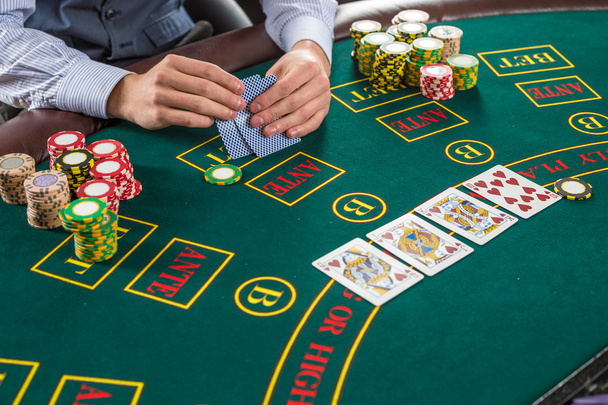 Primo piano del giocatore di poker con carte e fiches
 - Foto, immagini